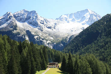 Riva di Tures at the foot of the Vedrette mountains.